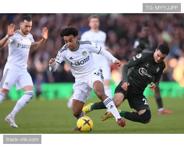 利兹联近期表现稳健，精彩比赛亮点回顾分析