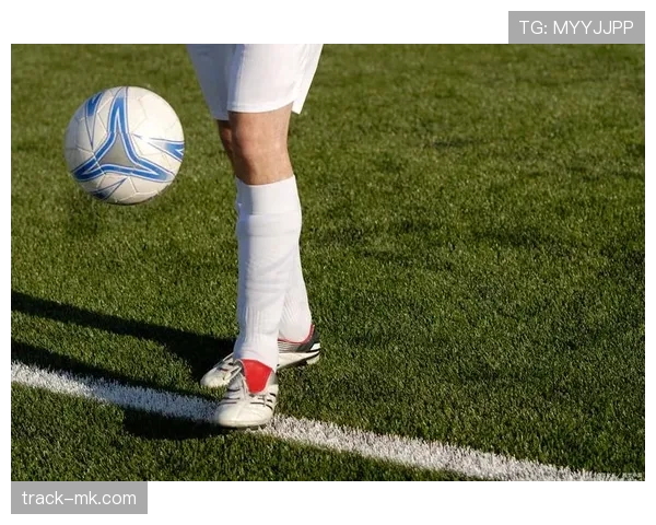 先踢到球却被判犯规，足球规则到底怎么界定身体接触？