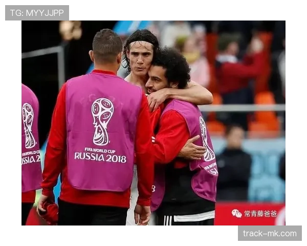 卡瓦尼这生活简直离谱,场上铁血总统下场秒变奶爸爱扮嫩