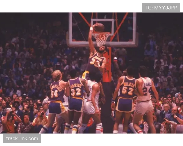 伯德无球跑位拉开空间，压制魔术师组织节奏