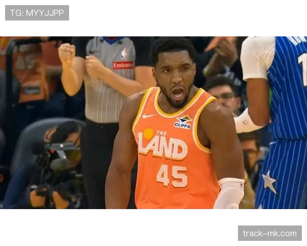 米切尔利用突破拉开差距，效率领先同位置后卫