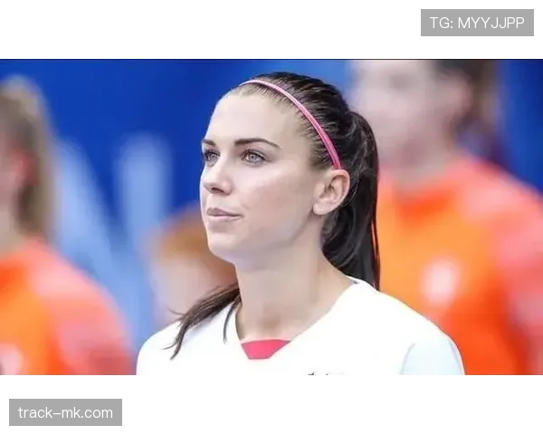 亚历克斯·摩根在家喝蛋白粉的样子，像极了我喝奶茶前摇杯子