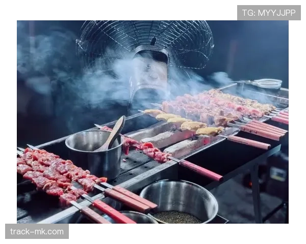 菲利克斯刚晒新表，结果去路边摊排队吃烤串，我笑懵了